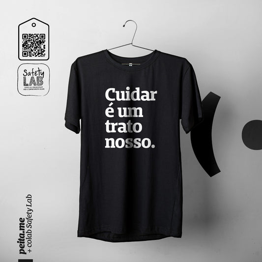 mockup de uma camiseta preta com a frase cuidar é um trato nosso em branco.