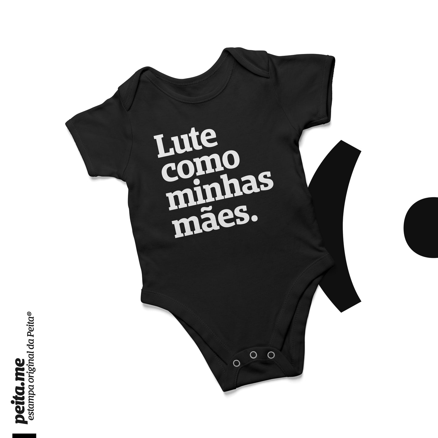 Mockup de um body infantil preto escrito Lute como minhas mães em branco. Fundo branco