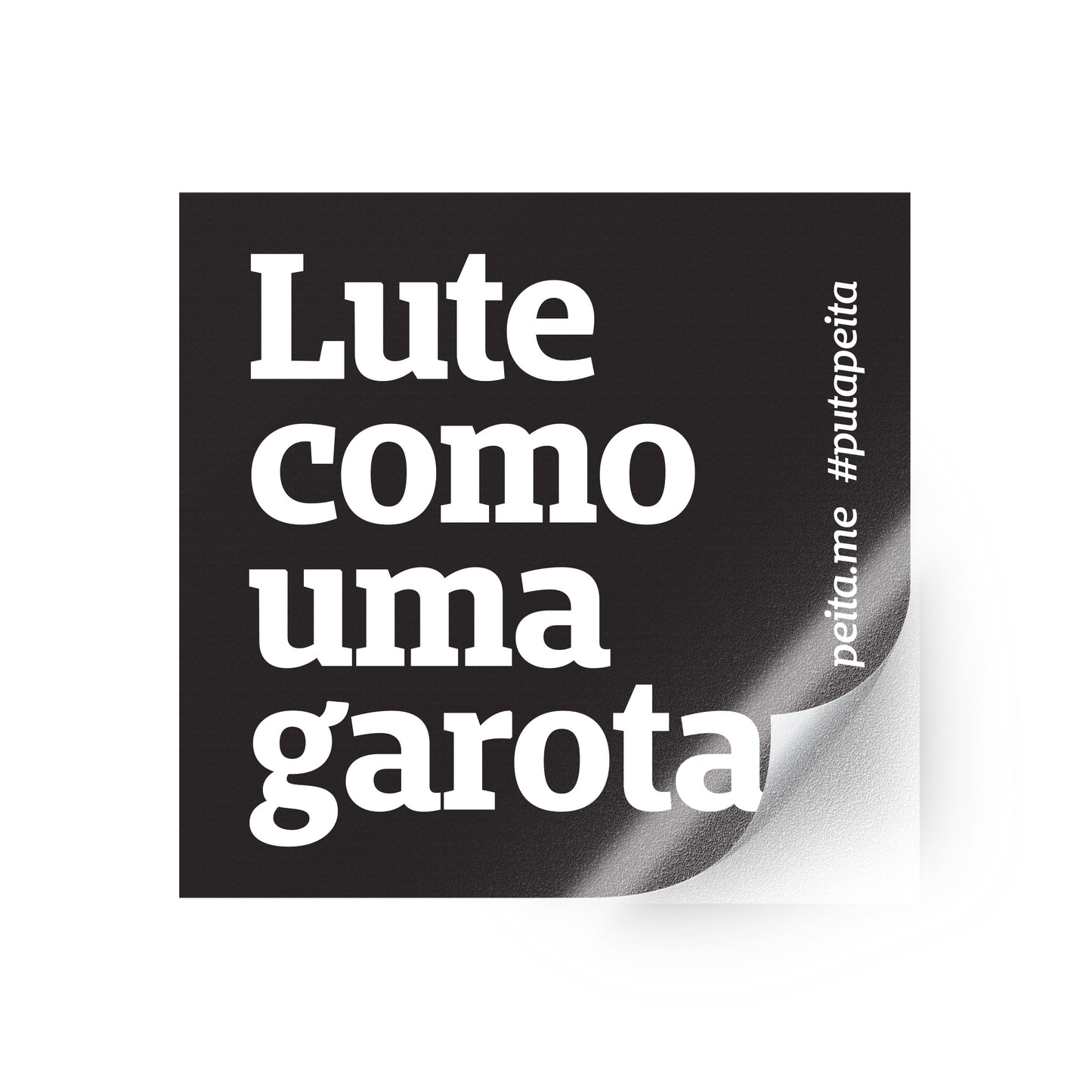 Imagem preto e branco de um adesivo preto escrito Lute como uma garota em branco. Fundo branco