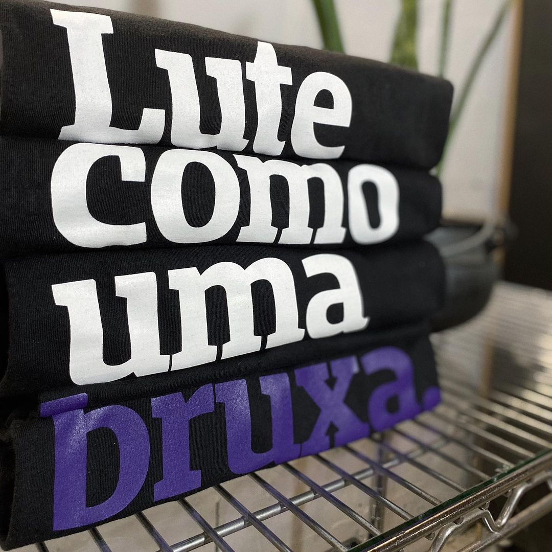 Lute como uma bruxa.
