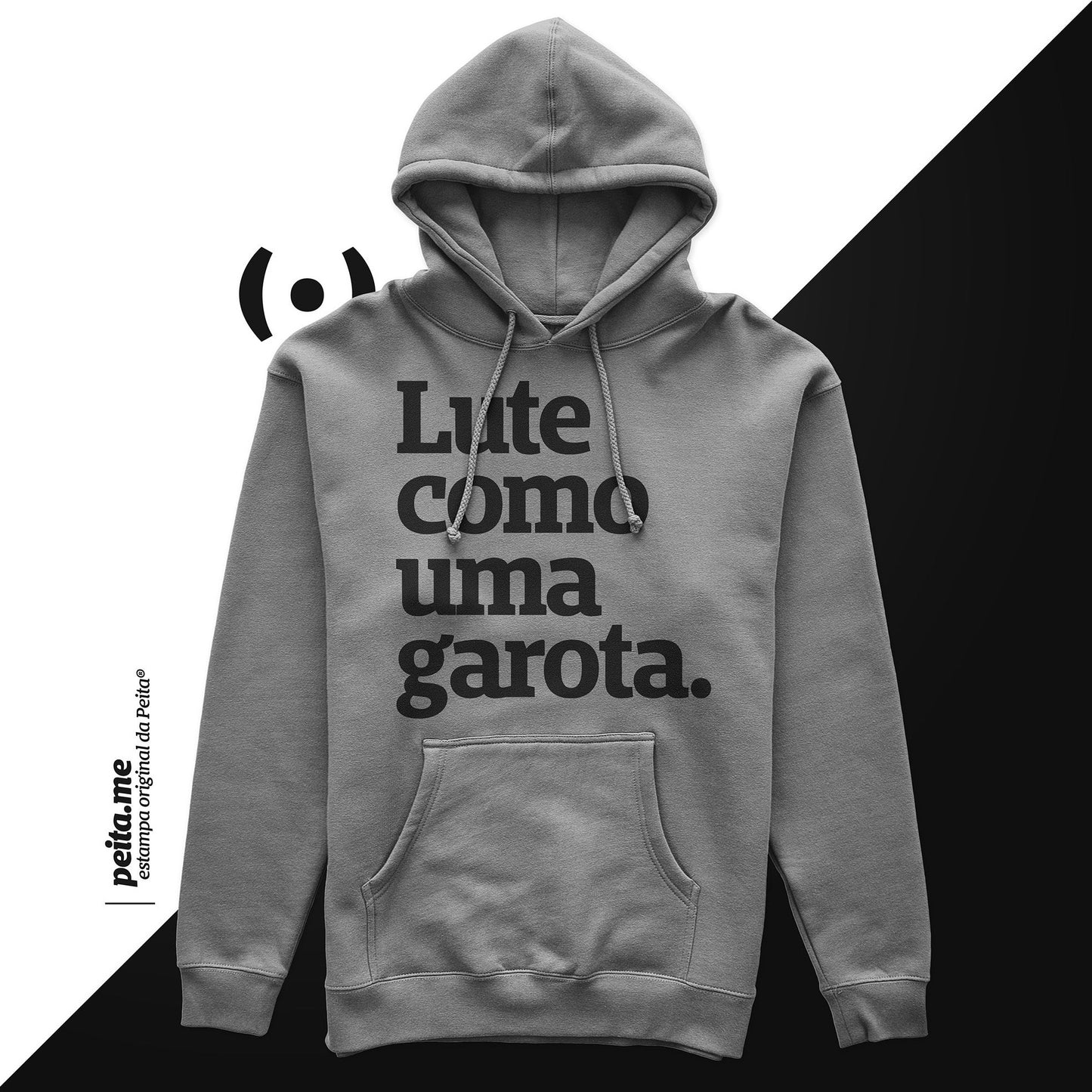 Foto preta e branca de um moletom cinza escrito lute como uma garota em preto.