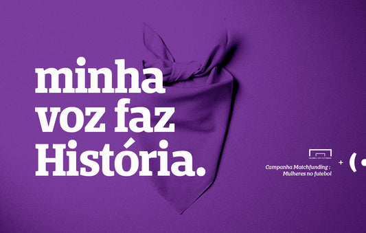 Arte roxa com a frase 'Minha voz faz história' em branco. No canto direito tem a logo da PEITA e do Museu do Futebol e, logo abaixo, a frase campanha matchfunding: mulheres no futebol.