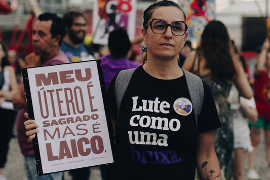 Bruxas, parteiras e enfermeiras: uma história das curandeiras por Barbara Ehrenreich e Deirdre English