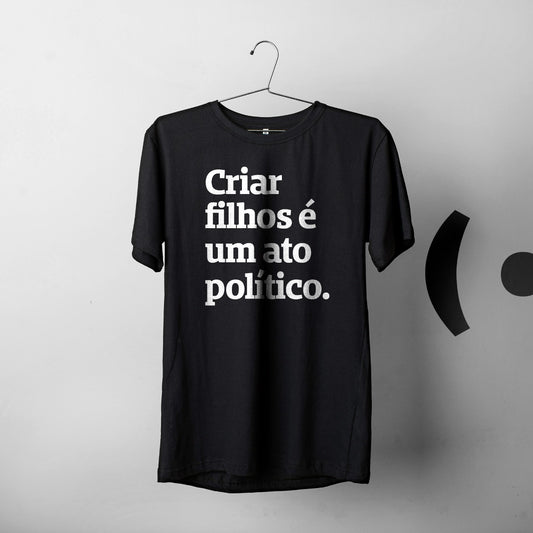 CRIAR FILHOS É UM ATO POLÍTICO  por Tati Fávaro