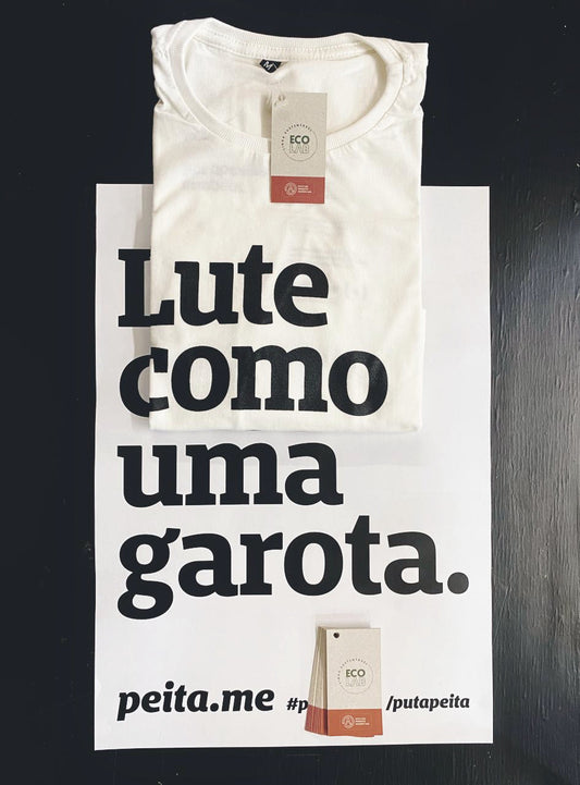 foto de uma camiseta bege  e um cartaz branco. camiseta está sobreposta em e completamenta a frase lute como uma garota.