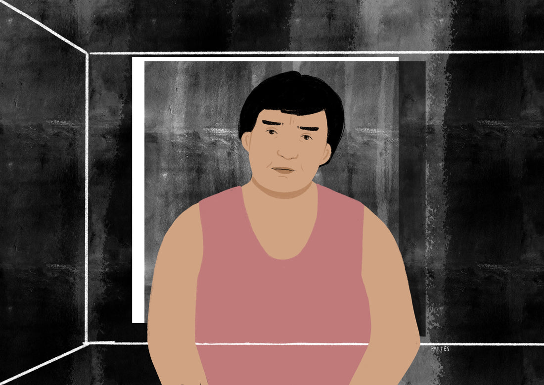 ilustração de uma mulher branca, com cabelos curtos e pretos, veste regata rosa e o fundo é preto, simula uma casa.