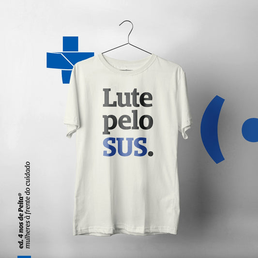 Foto colorida de uma camiseta branca com a frase lute pelo sus em preto, sendo que a palavra sus está em azul. o fundo é uma arte com a logo do sus, da peita e escrito: ed. 4 anos de peita. mulheres à frente do cuidado. 