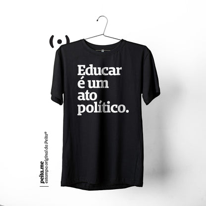 Educar é um ato político.
