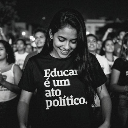Educar é um ato político.