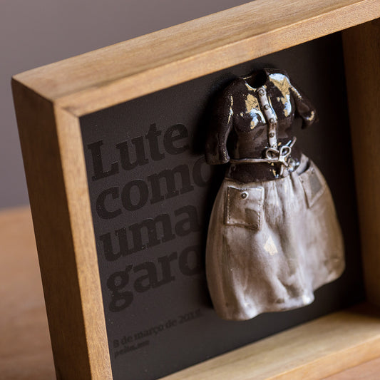 Vestido das Sufragistas em miniatura de Cerâmica