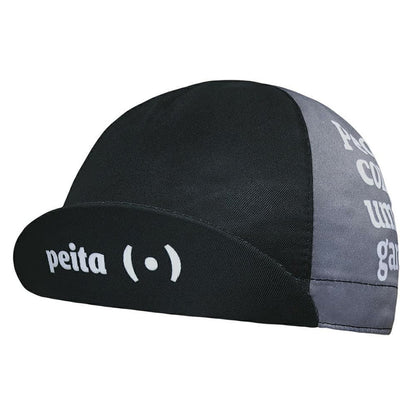 Foto colorida do cap mostrando a parte da frente preta, com aba levantada escrita peita e logo em preto, do lado direito cinza escrito pedale como uma garota em branco. Fundo Branco.